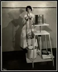 Eine Krankenschwester demonstriert ein spezielles Gerät mit Schläuchen und Eimern im Sloan Maternity Hospital, Broadway und 168th Street, New York, 1932